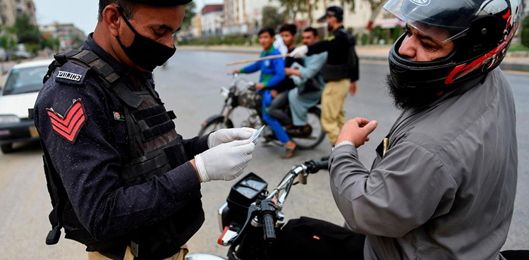Karachi police chief directs officers to abstain from manhandling citizens amid lockdown