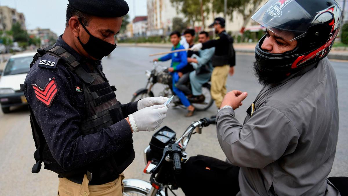 Sindh police arrest 472 people on violating coronavirus lockdown