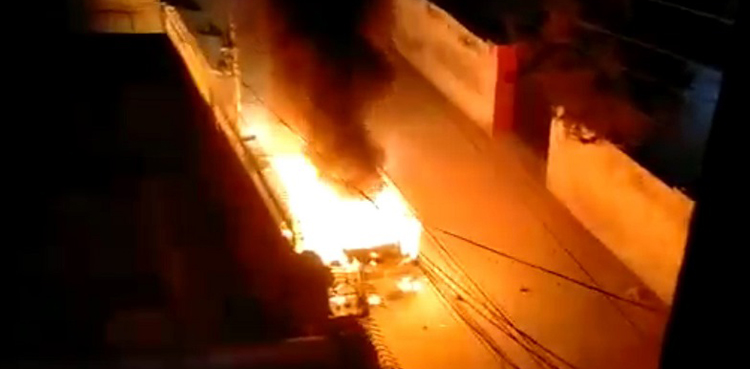 Fire erupts at cloth warehouse in Saddar
