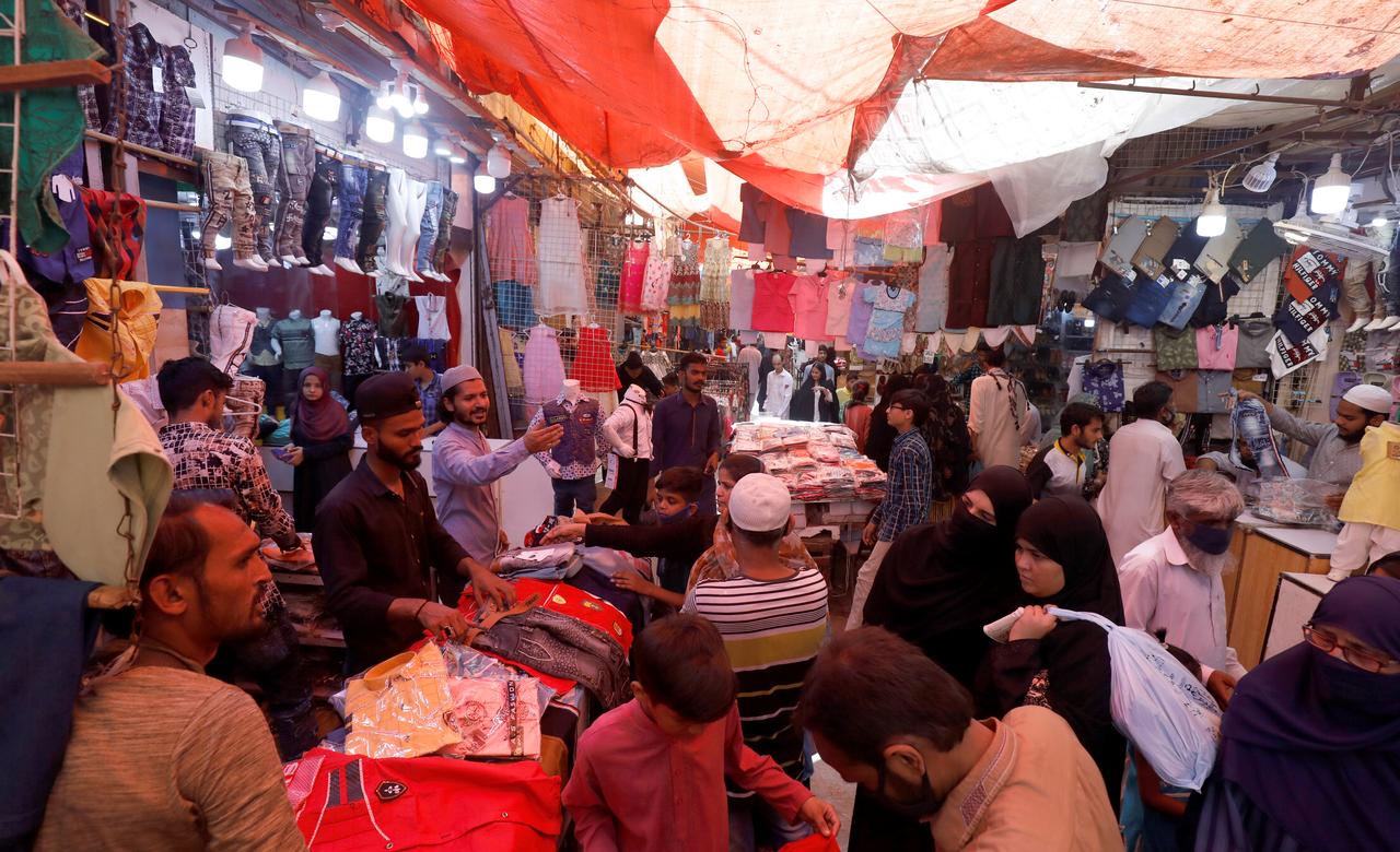 In defiance of govt, Sindh traders announce to open markets round-the-clock until Eid