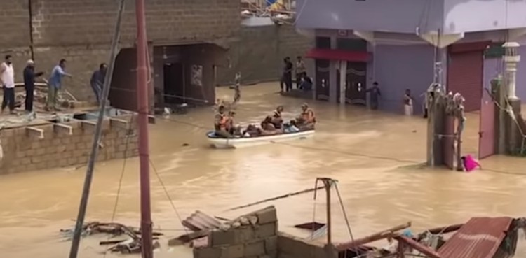 Pak Army conducts relief operation in Karachi