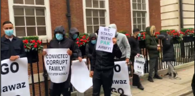 Expats gather outside Avenfield apartments, chant slogans against Nawaz, Sharif family