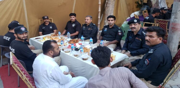 SP, SHO Clifton join police jawans for Iftar