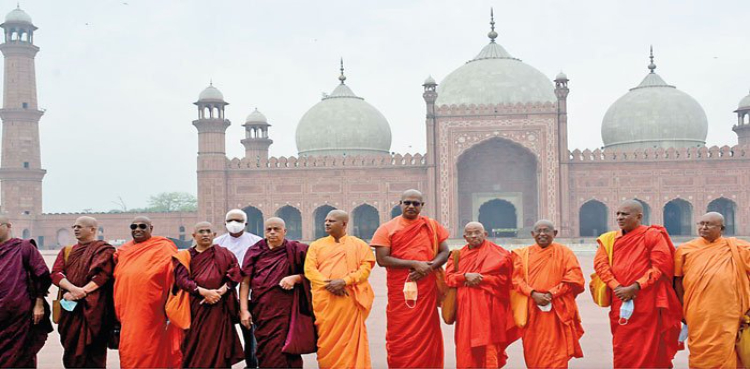 Sri Lankan Monks visit Badshahi Mosque, Lahore Fort