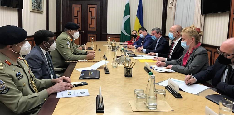 COAS Bajwa mulls over bilateral relations, security cooperation with Ukrainian PM