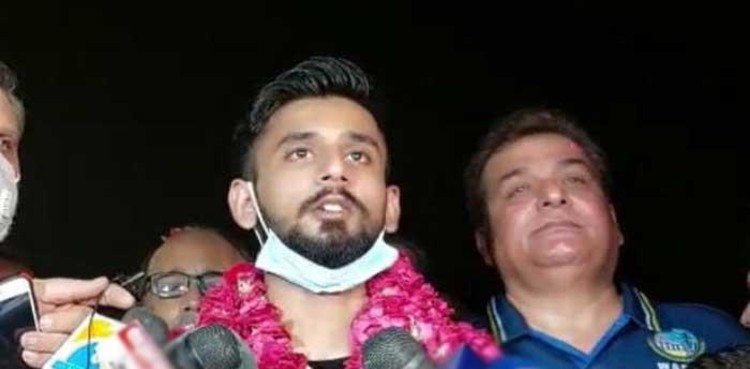 Pakistani weightlifter loses battle but wins hearts, returns to heroes welcome