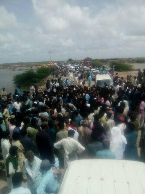 Rain victims block convoy of CM Sindh in Sukkur