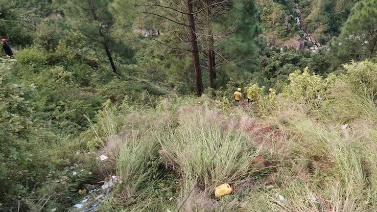 India: 32 killed after bus falls into deep gorge