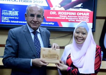 Dr. Rosmini Omer of Universiti Teknologi Malaysia delivers lecture at SMIU