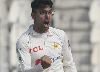 Debutant Abrar dazzle with the ball as Pakistan restricts England on 281