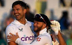 Pakistani batting collapse leaves England in control of Multan Test