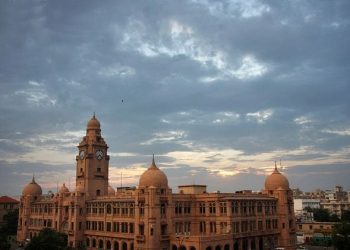 Administrators of Karachi refuse to leave chairs on order of ECP