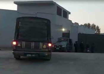 Gujrat police raid Pervez Elahi’s residence