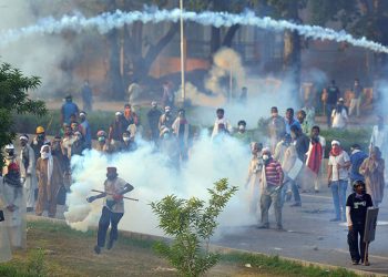 Violent Clash erupts at Zaman Park as Police trying to arrest Imran K