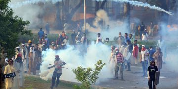 Violent Clash erupts at Zaman Park as Police trying to arrest Imran K