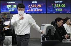 Asian markets fluctuate following tepid performance in New York, Europe