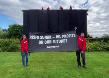 Environment activists arrested after covering UK PM’s home in black