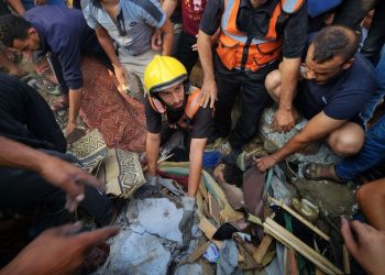 Palestinians demand ceasefire instead of food as aid arrives in Gaza amid Israeli bombing
