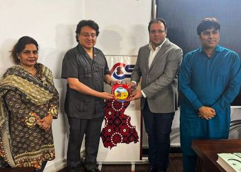 Well-known personality Dr. Farhan Essa visits Voice of Sindh office