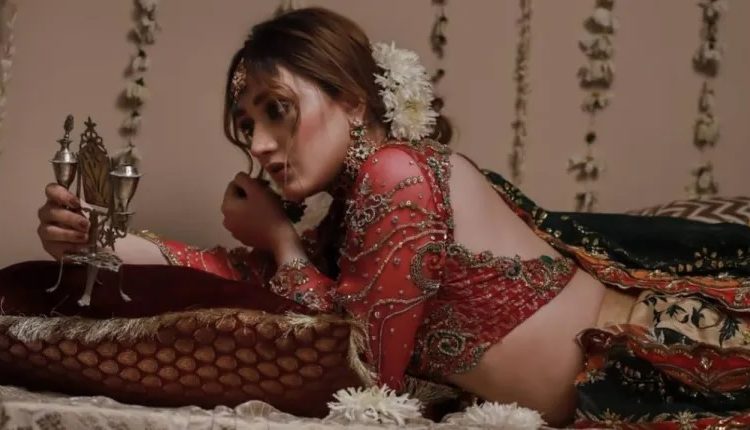 Momina Iqbal turns heads with new pictures, reel