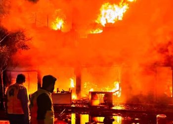 Fire erupts in Karachi Arshi mall, several trapped inside building