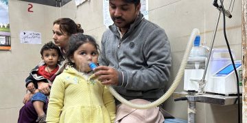 Sick children fill hospital wards in Lahore