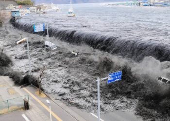 First Time Tsunami Hits Japan City after powerful 7.5 magnitude earthquake 