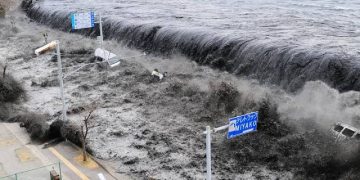 First Time Tsunami Hits Japan City after powerful 7.5 magnitude earthquake 