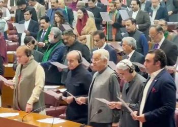 Newly elected MNAs sworn amid chaotic scenes, protest by PTI-backed members