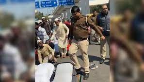 Delhi: Indian cop brutally beats Muslim men offering Friday prayer on roadside
