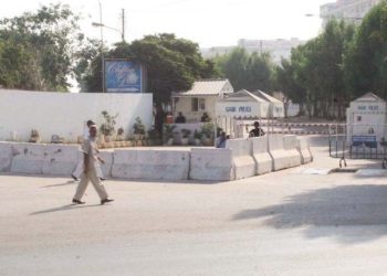 Supreme Court orders to remove barriers outside govt, private buildings in Karachi