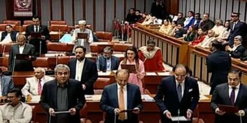 Newly-elected Senators take oath of the office