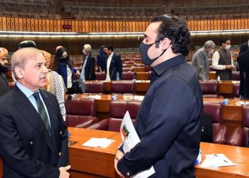 PML-N tasks Ahsan Iqbal to bring PPP into federal cabinet