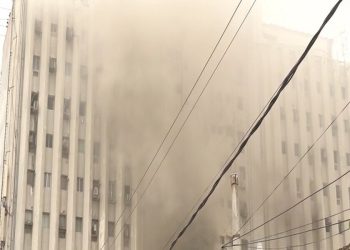 Karachi: Fire erupts in multi-story building on Sharea Faisal