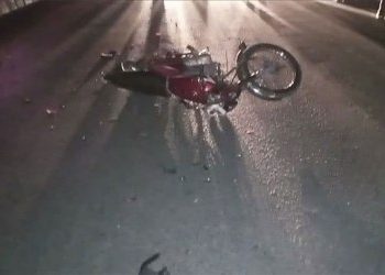 Father, minor son die in Bike-Trailer collision on Jam Sadiq Bridge in Karachi