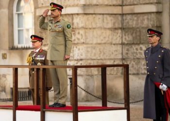 COAS visits UK’s Warminster, Larkhill Garrisons