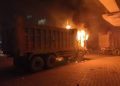 Violent mob torches 11 dumpers, tankers in Karachi