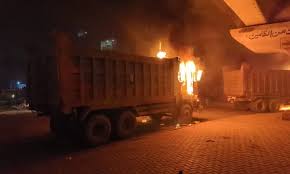 Violent mob torches 11 dumpers, tankers in Karachi