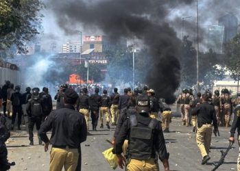 Seven Karachi police officers suspended over security leaps in US consulate incident