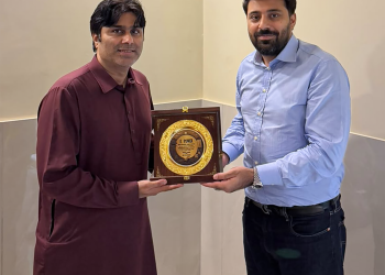 Faisal Hameed CEO of EY Solar presents Appreciation Shield to Dr. Umair Haroon of Voice of Sindh for promoting green and solar energy